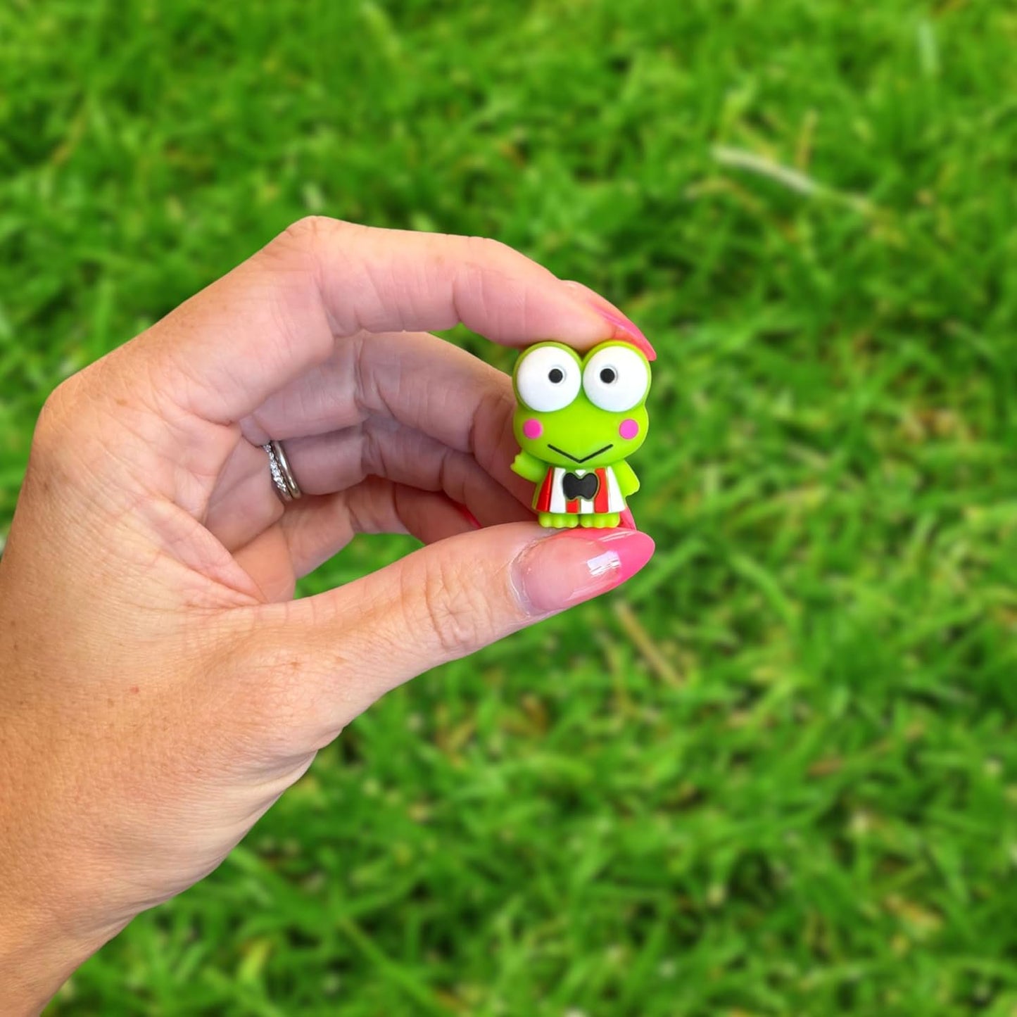 Frog Big Eyes Hello 3D Silicone Focal Bead 12pk Bulk Kitty Kerop 1.15x0.87” Character Beadable Keychain Pen 2 Holes Slider San Striped Shirt